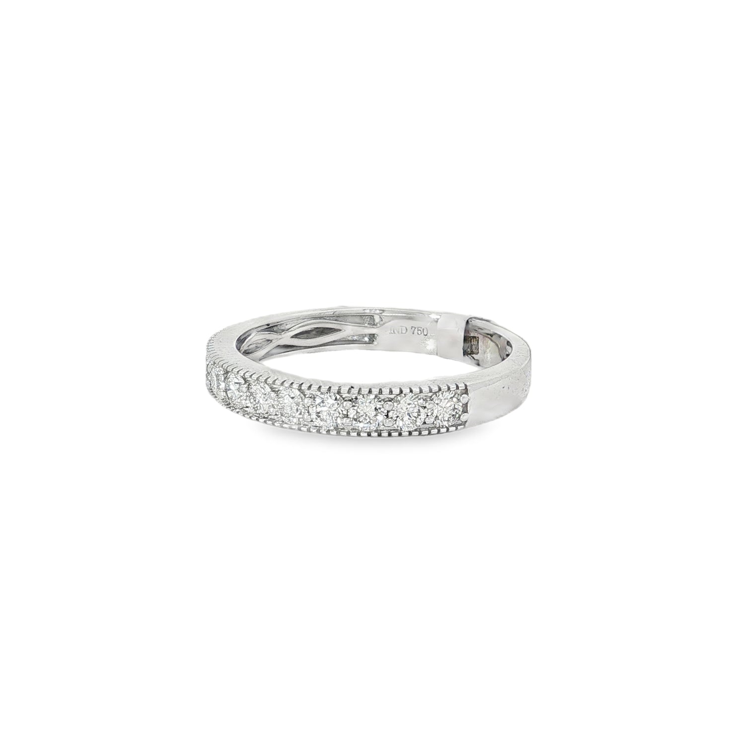 Angled view of rope-edge detailing and round diamond rows