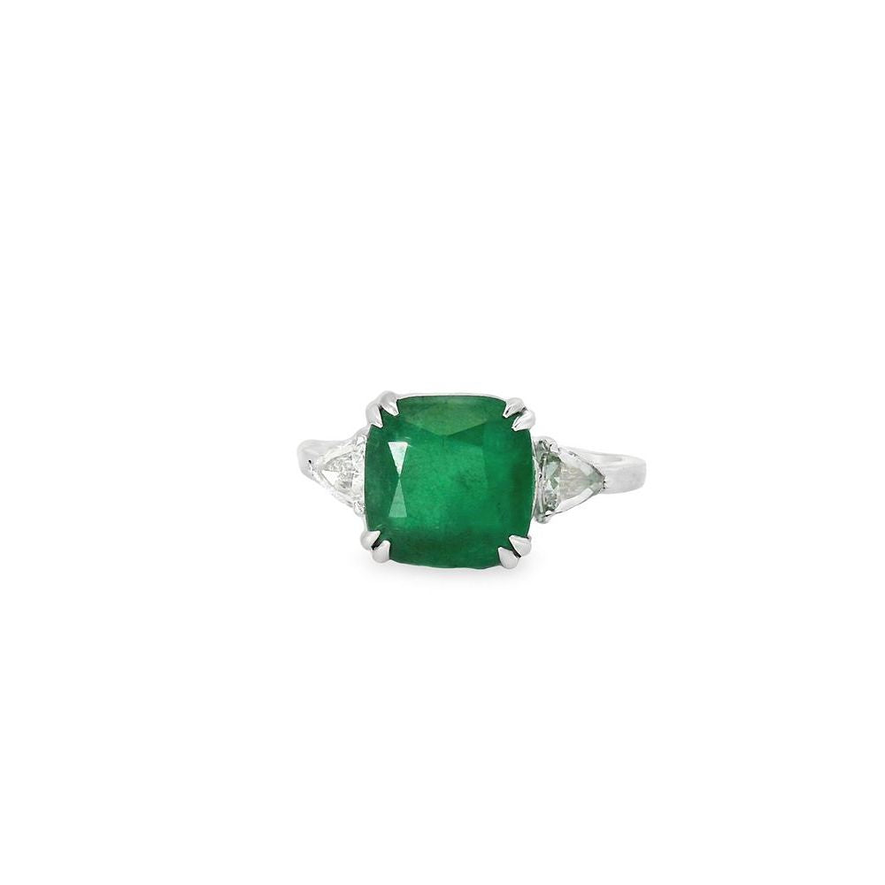 Attractive Emerald & Triangle Diamonds Ring